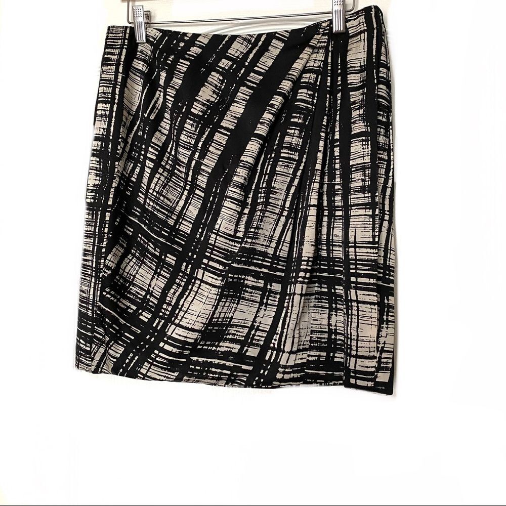 Ann Taylor Black White Sketch Print Knee Length Skirt 6 S NEW Silky Career